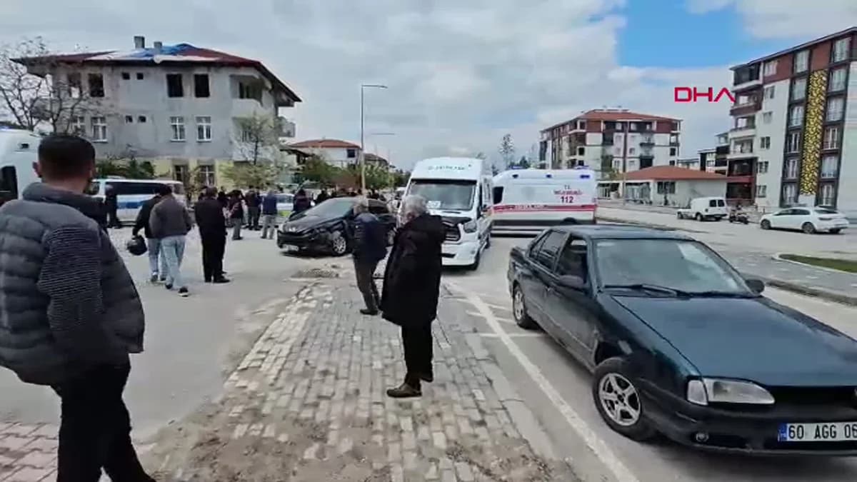 Tokat’ta Öğrenci Servisi Otomobille Çarpıştı: 10 Hafif Yaralı