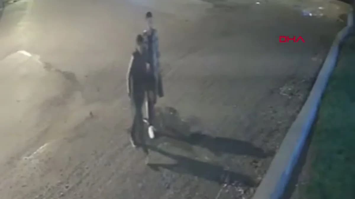 Düzce’de Çocuk Parkındaki Kaydırağı Yakan İki Şahıs Güvenlik Kamerasında