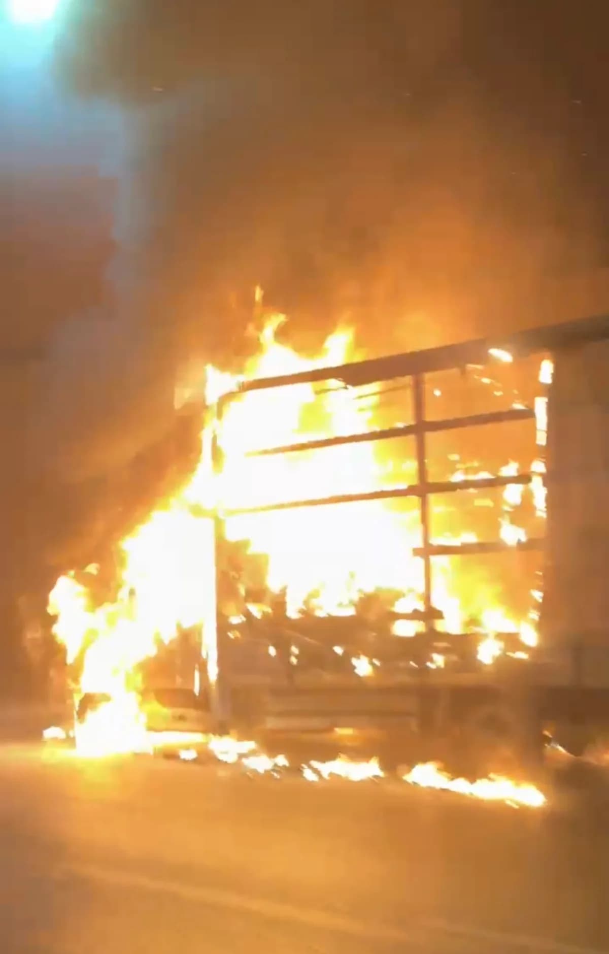Pendik’te Tünelde Kamyonet Yangını Paniğe Neden Oldu
