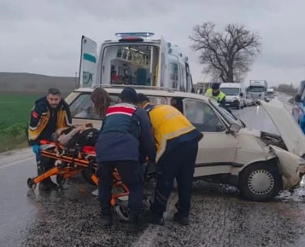 Çorum’da Otomobillerin Kafa Kafaya Çarpışması: 3 Yaralı