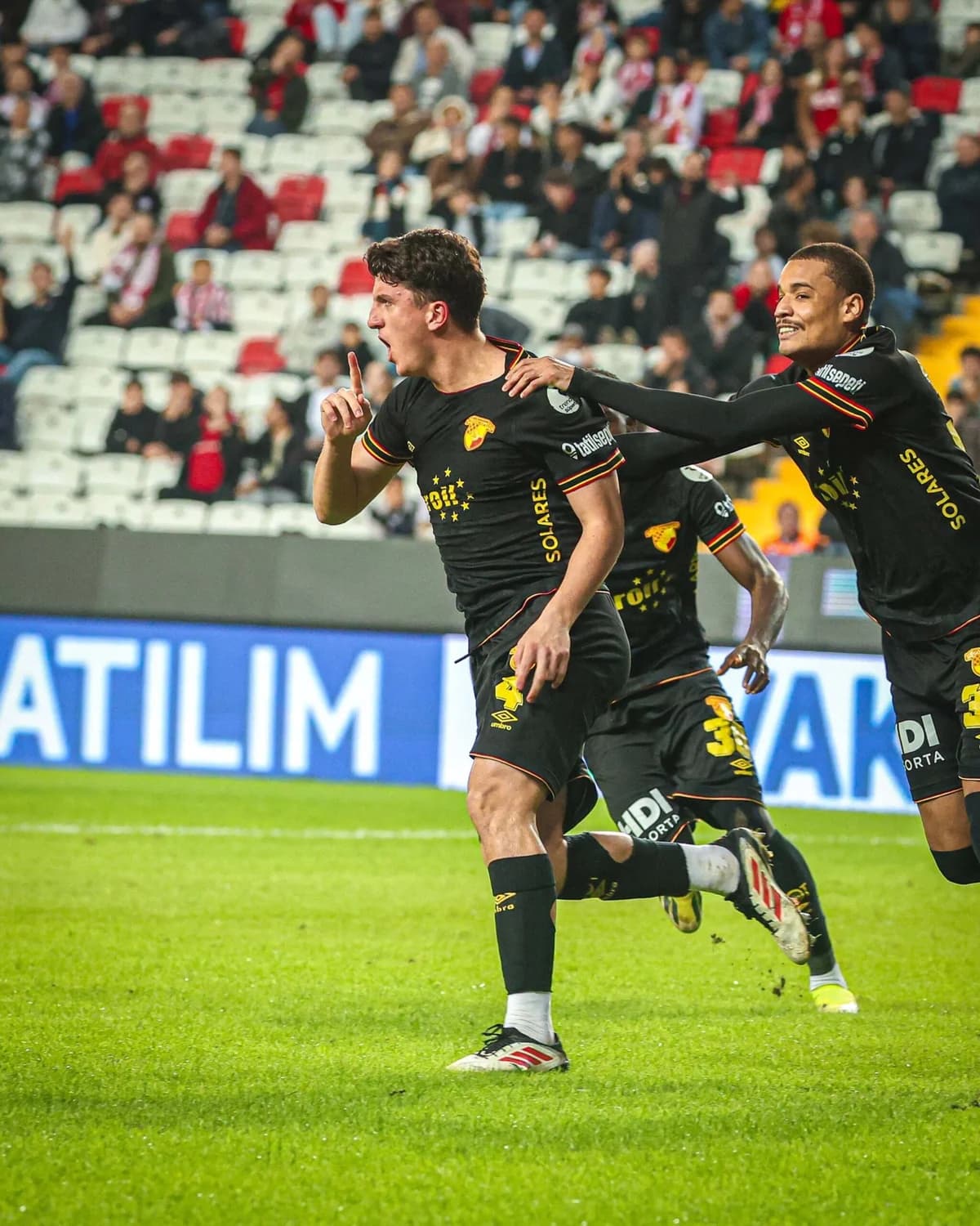 Göztepe’de Taha Altıkardeş Kulübeye Çekildi