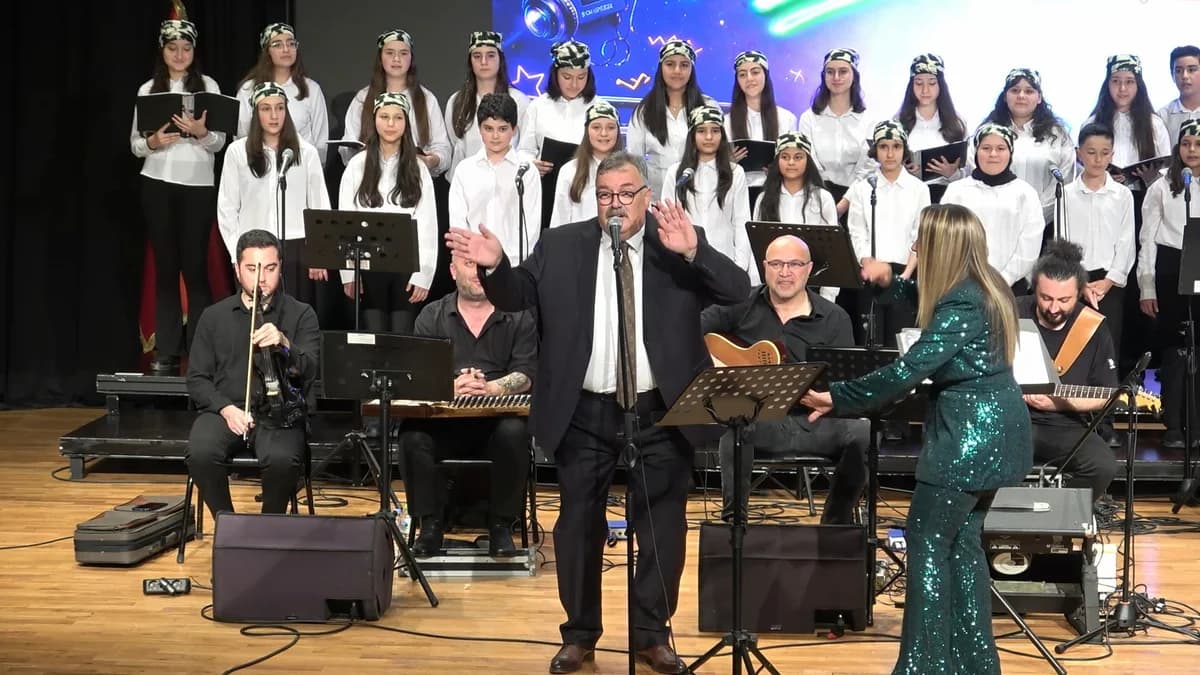 Okul Müdürü Barış Manço Şarkısıyla Milyonları Büyüledi: “Müsaadenizle Çocuklar” Performansı Viral Oldu