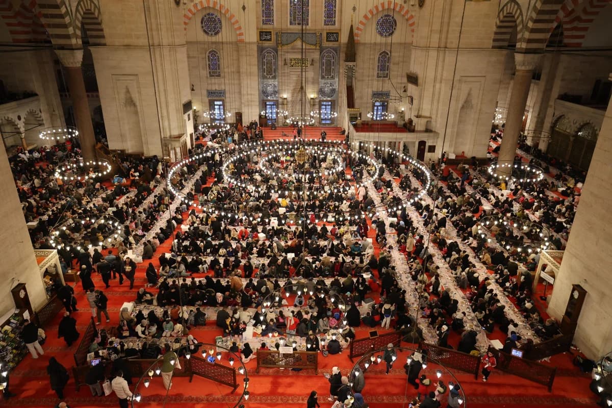 Süleymaniye Camii’nde Çocuklar İçin Özel İftar Programı Düzenlendi