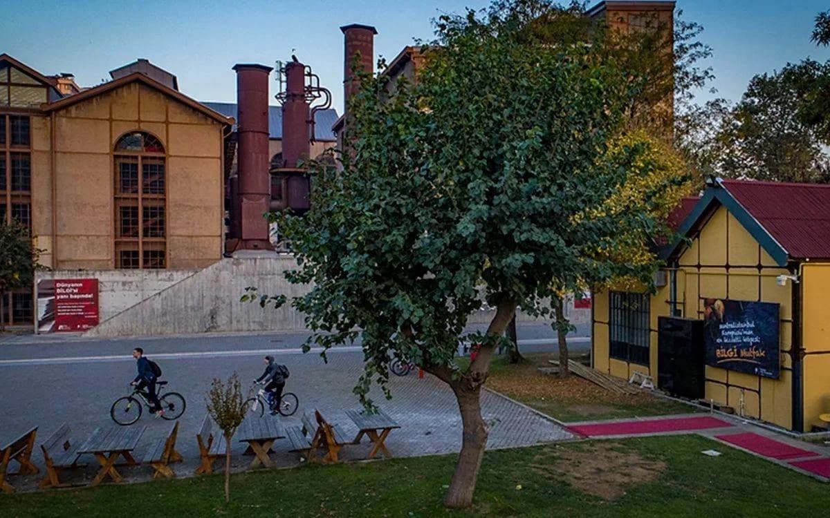 Bilgi Üniversitesi öğrencileri kapatma kararına karşı kampüsleri terk etmiyor