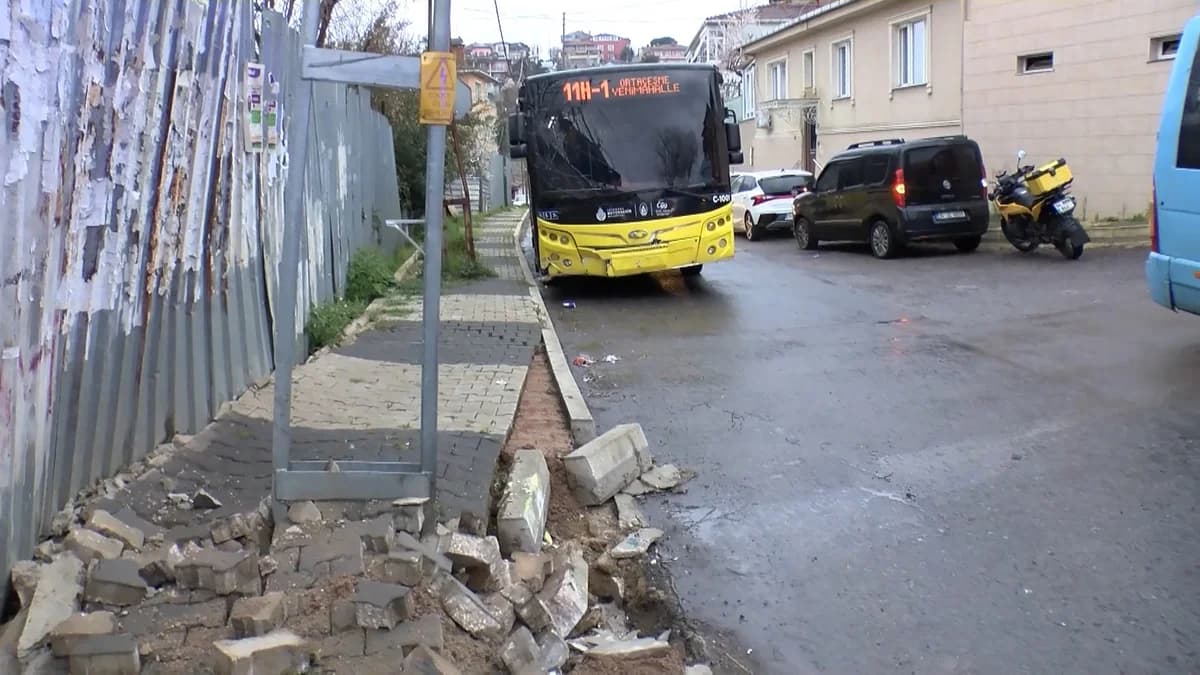 Beykoz’da İETT Otobüsü Aydınlatma Direğine Çarptı, 4 Yaralı
