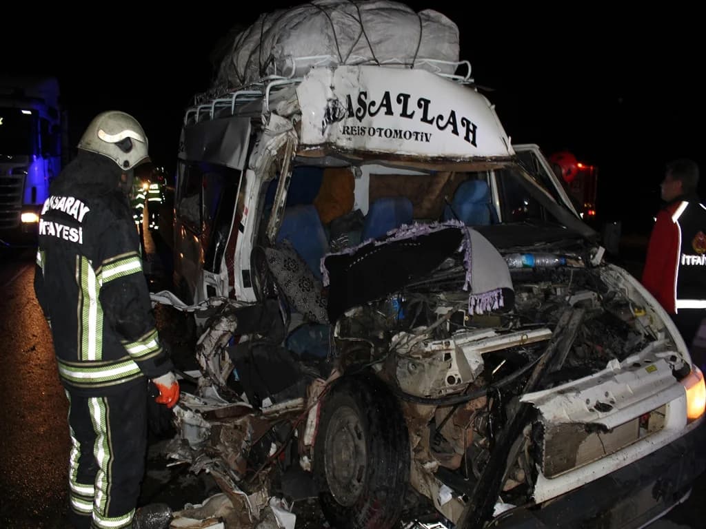 Aksaray’da Tarım İşçilerini Taşıyan Minibüs TIR’a Çarptı: 9 Kişi Taburcu Oldu, 3 Kişinin Tedavisi Sürüyor