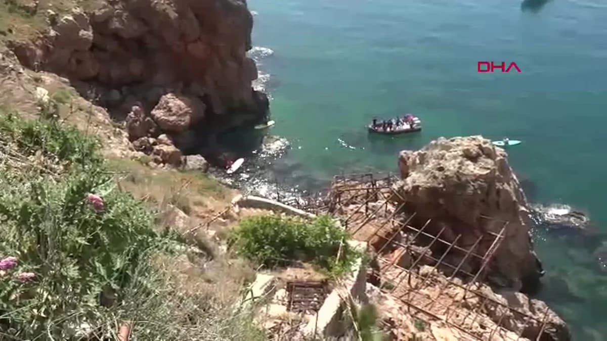 Antalya’da Balık Tutarken Falezlerden Düşen Adam Kurtarıldı
