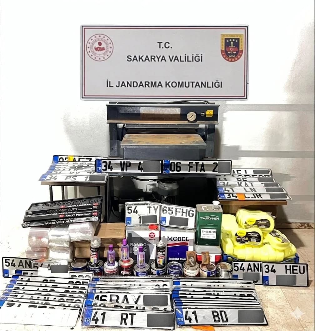Sakarya’da Sahte Plaka Operasyonu: 3 Kişi Yakalandı