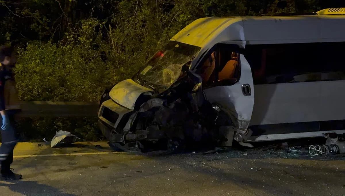 Beykoz’da Feci Kaza: Servis Minibüsü ve Otomobil Çarpıştı, 11 Yaralı