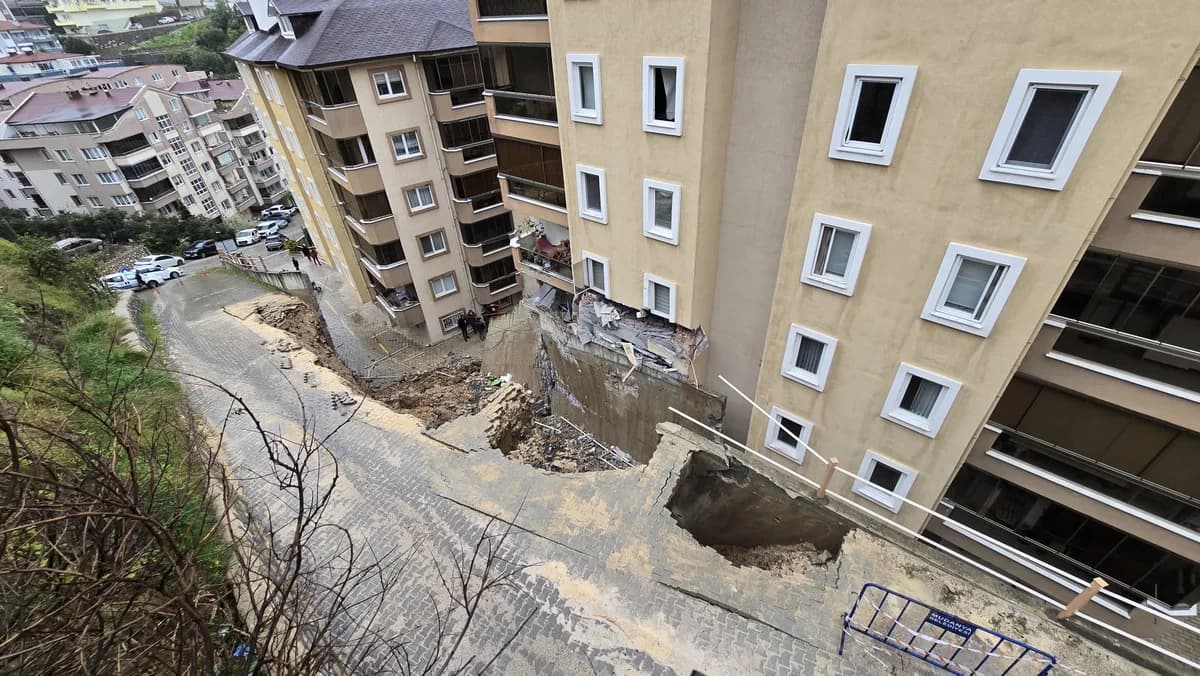 Bursa Mudanya’da Yürekler Ağza Getiren Çökme: 7 Katlı Binanın İki Katı Boşaltıldı!