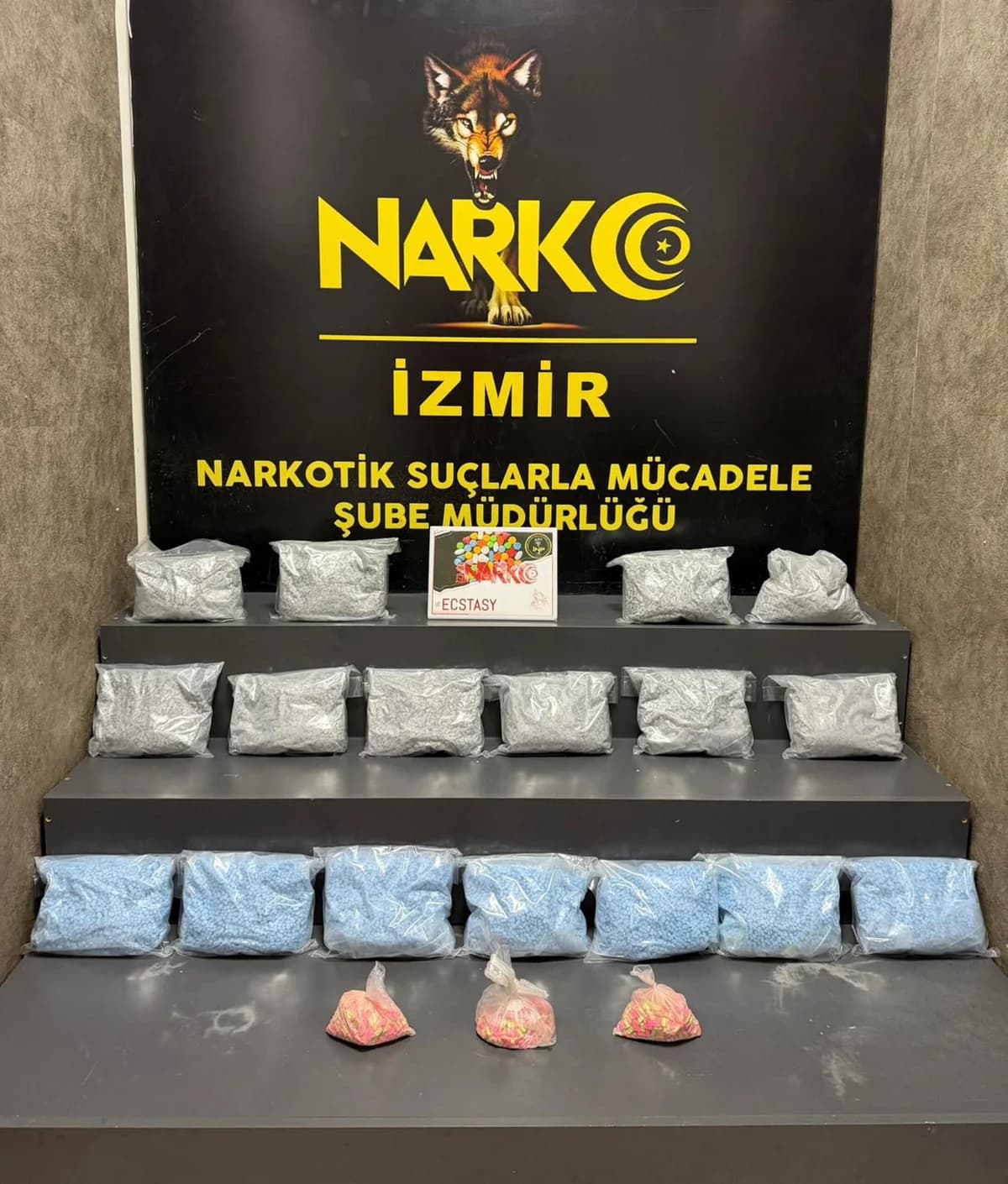 İzmir’de Uyuşturucu Operasyonu: 101 Bin Uyuşturucu Hap Ele Geçirildi