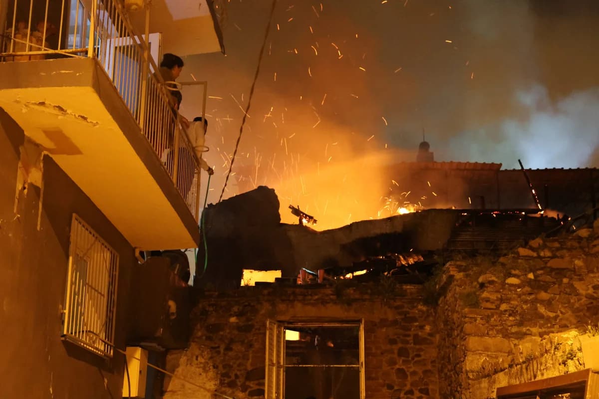 İzmir’de Yangın Paniği: İki Katlı Ev Küle Döndü, Diğer Binalar Kurtuldu