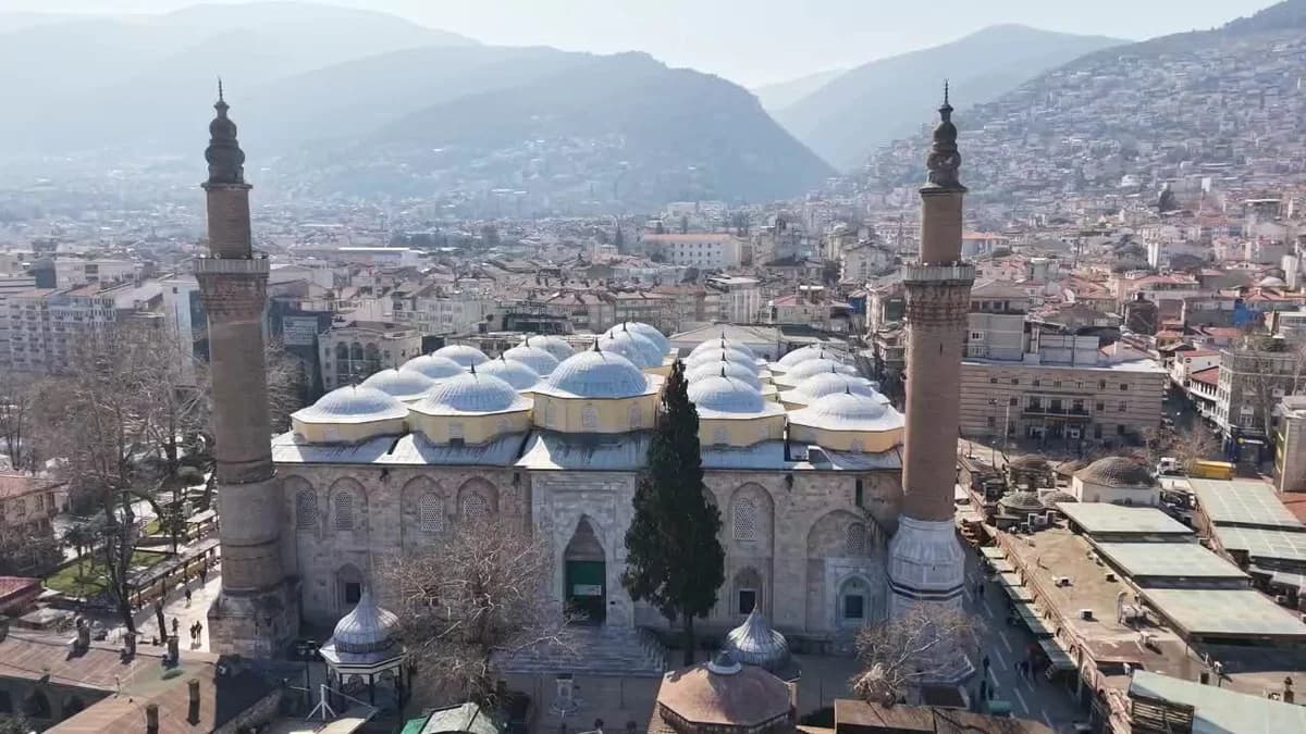 Ulu Cami’de ‘Zekat Berekettir’ Mahyası Asıldı