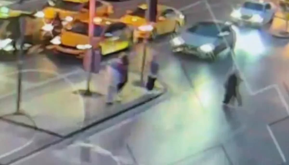 Şişli’de Otomobil Direği Devirerek Mısırlı Turiste Çarptı: Beyin Kanaması Geçirdi