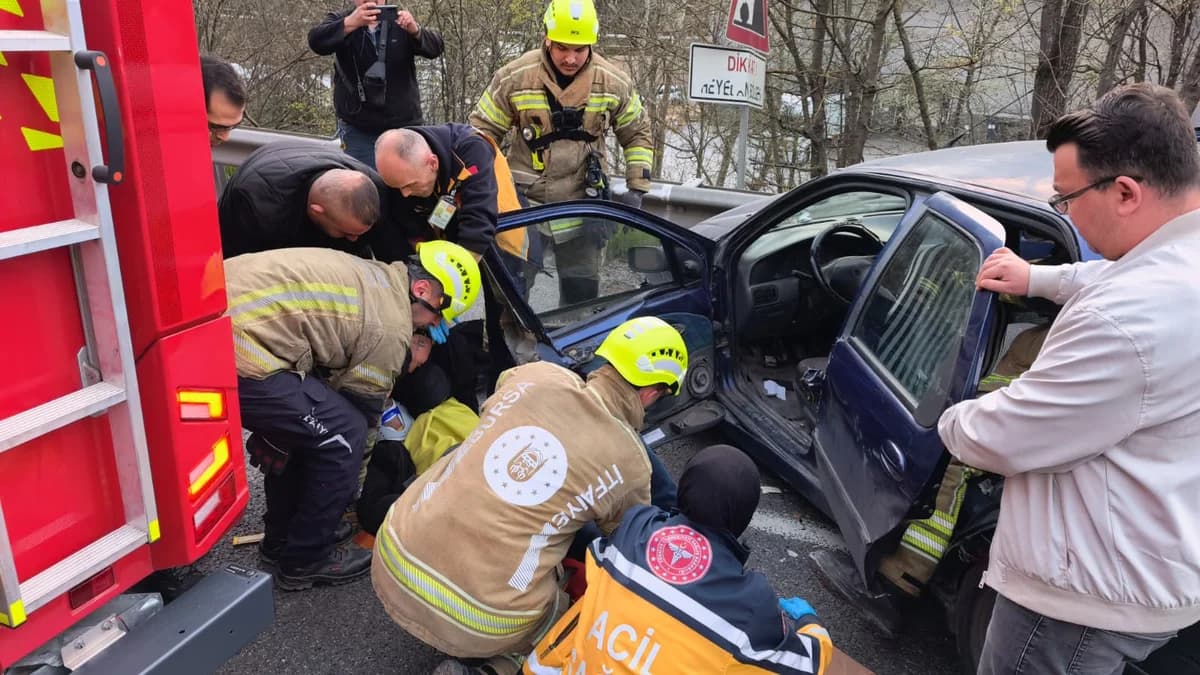 Bursa’da Kontrolden Çıkan Araç Bariyerlere Çarptı: 2 Yaralı