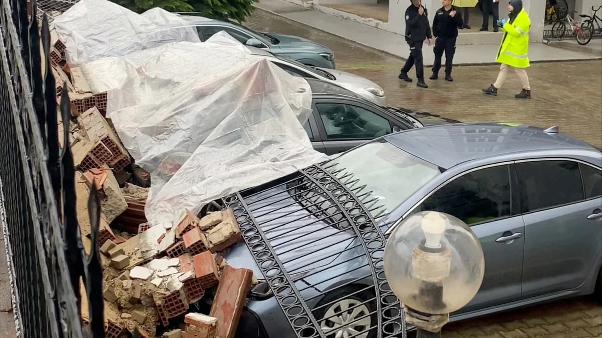 Aydın’da İstitan Duvarı Çöktü: 4 Araç Zarar Gördü