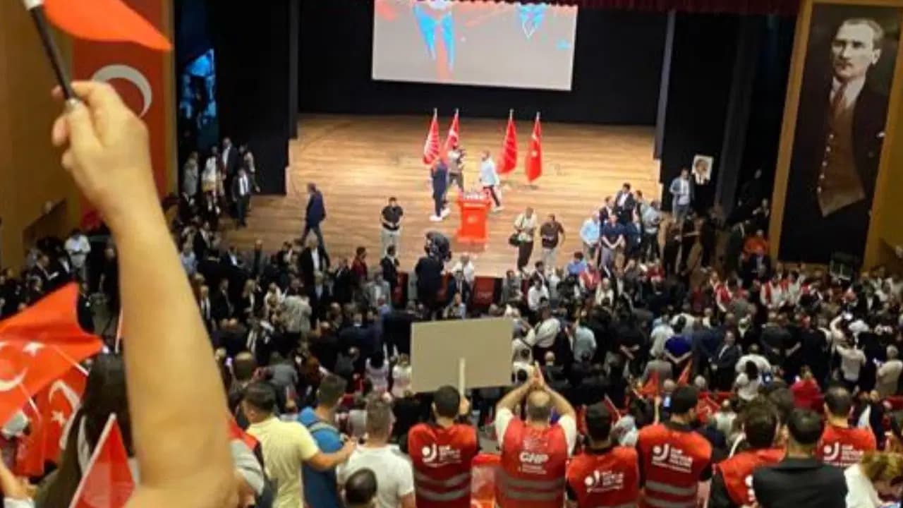 CHP üye katılım törenine cast ajansından figüran taşındığı öne sürüldü