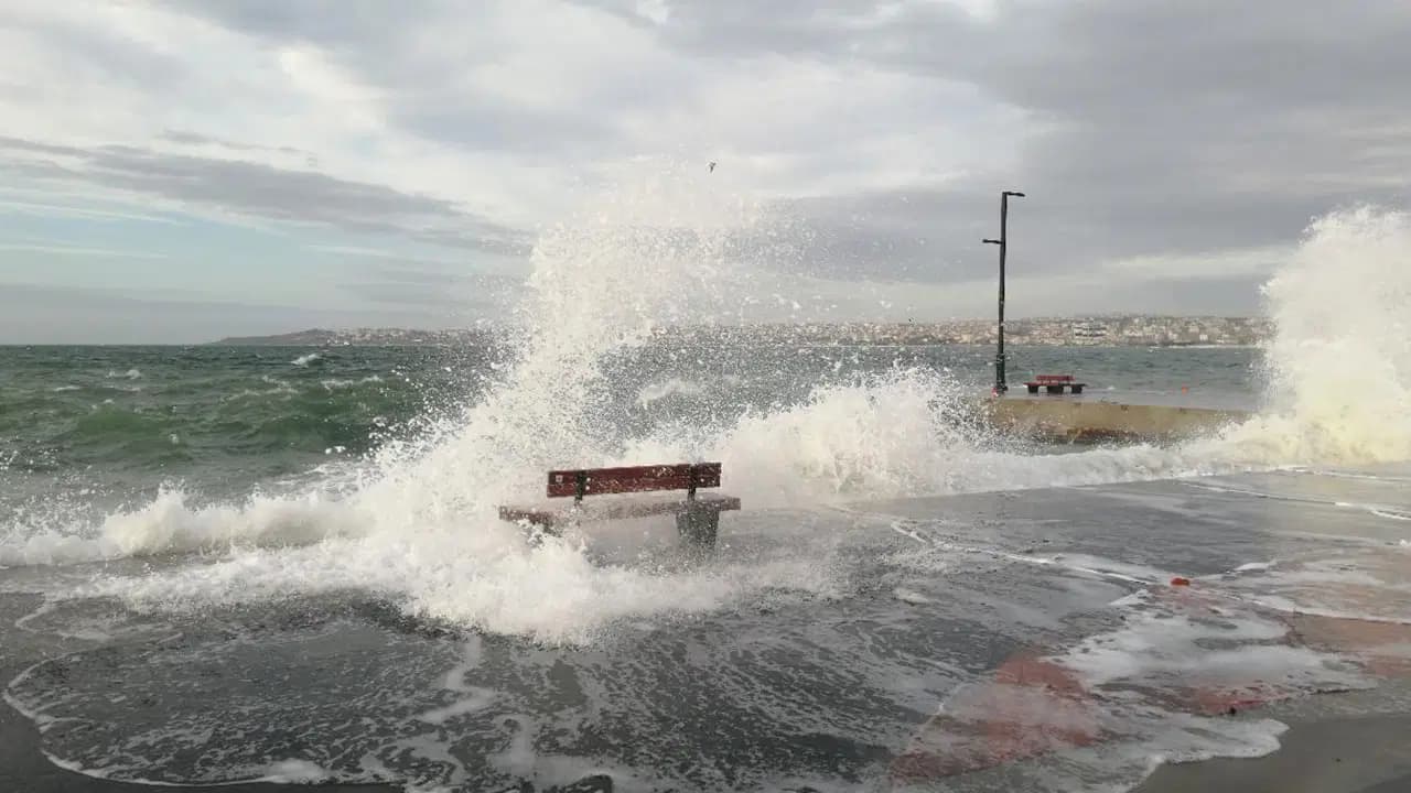 İstanbul'da rüzgâr ve dalga tehlikesi: 3 ilçede denize giriş yasak