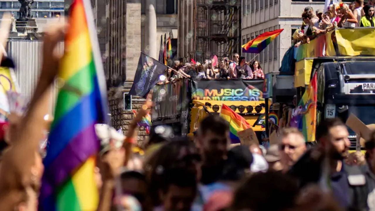Berlin'de LGBT yürüyüşünün yanında araç kalabalığın içine girdi