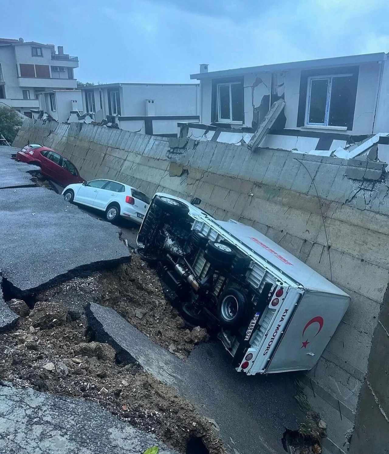 İzmir'de Şiddetli Sağanak Hayatı Olumsuz Etkiledi: Caddeler Suyla Doldu, Yol Çöktü ve Araçlar Denize Sürüklendi 5