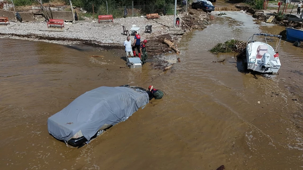 İzmir'de Şiddetli Sağanak Hayatı Olumsuz Etkiledi: Caddeler Suyla Doldu, Yol Çöktü ve Araçlar Denize Sürüklendi 1