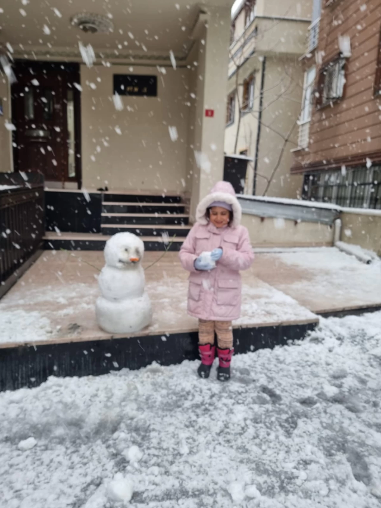 İstanbul’da Kar Yağışı Çocukları Sokağa Döktü: Kartopu ve Kardan Adam Şöleni!