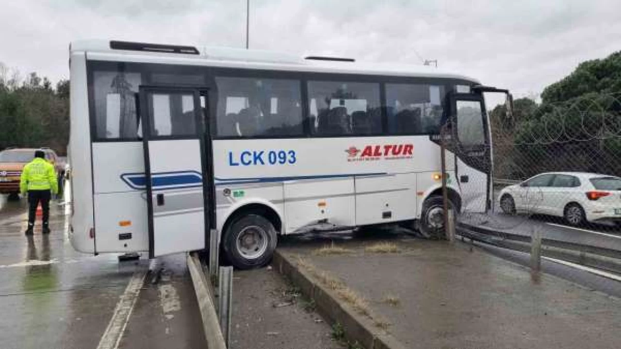 İstanbul Eyüpsultan’da İşçileri Taşıyan Servis Bariyerlere Çarptı