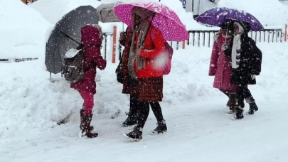 Yoğun Kar Yağışı Hayatı Felç Etti: Uşak, Afyonkarahisar ve Denizli’de Okullar Tatil