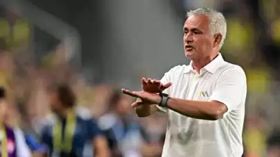 Ligde ilk sarı kartını gören Mourinho hakemin elini sıktı