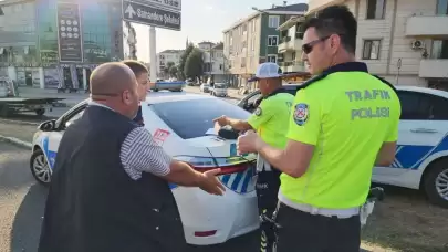 Polise kasksız yakalandı, öyle komik bir şey söyledi ki: 'Alo desem..'