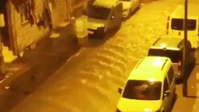 İstanbul'da sağanak yağış etkili oluyor: Yollar göle döndü