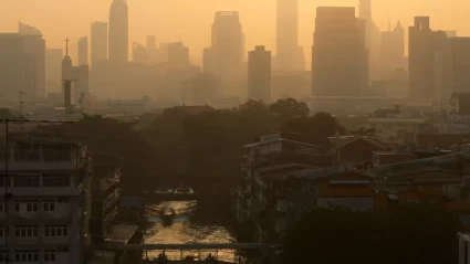 Bangkok'ta Tehlikeli Hava Kirliliği Alarmı: Okullar Tatil Edildi!