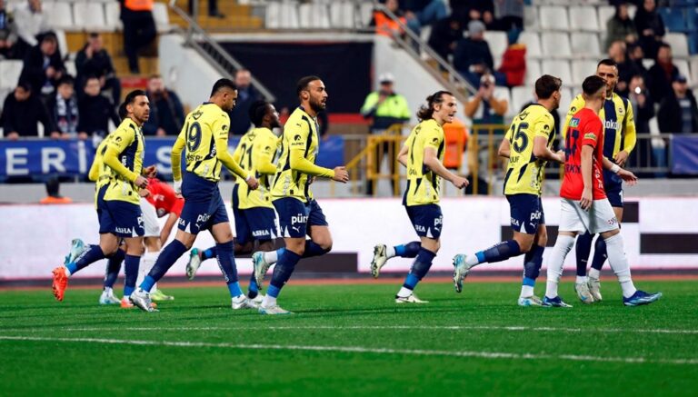 Fenerbahçe’de Ayrılık Gündemde: Cenk Tosun Yeni Takım Arıyor