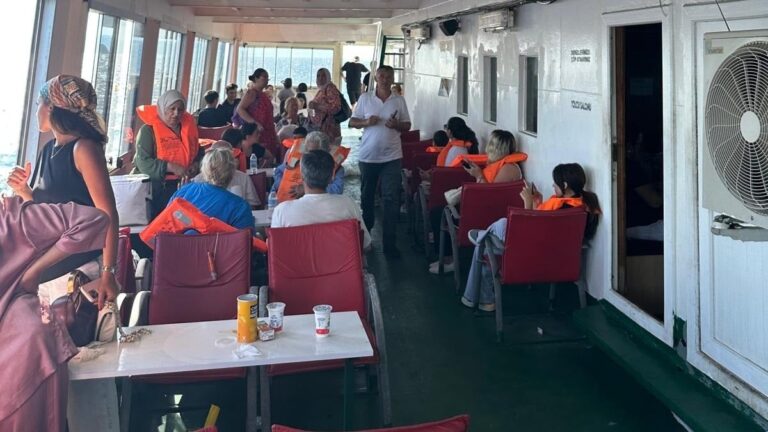 Avşa seferinde kriz: Feribotta yangın korkuttu