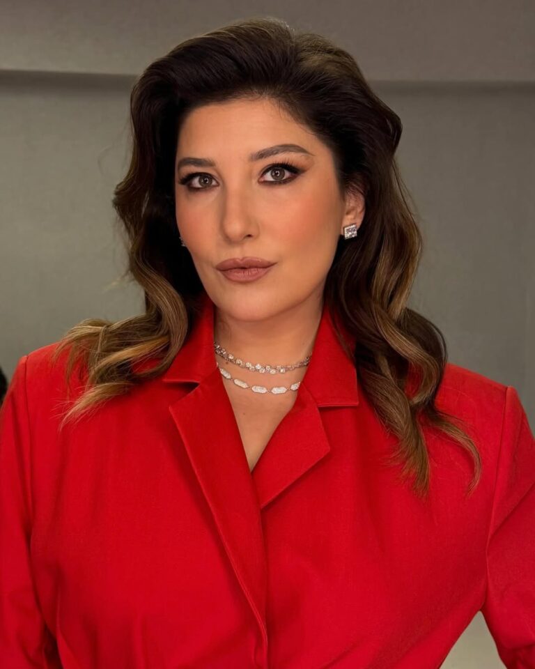 Şebnem Bozoklu Kadife Kelepçe dizisinde Fikriye rolünde