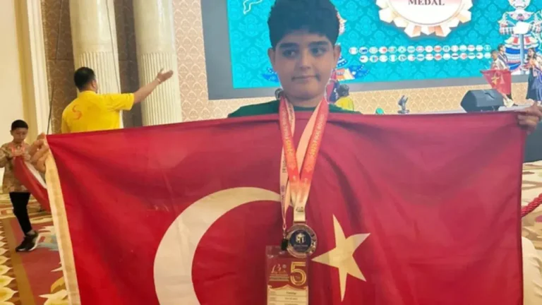 Ezel Ali Altın Matematik Yarışmasında Dünya Üçüncüsü Oldu