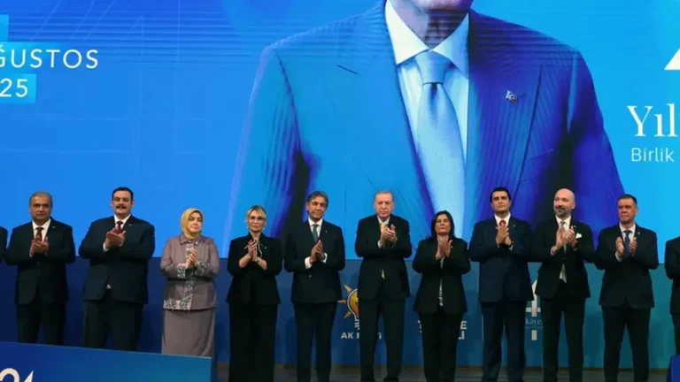 Yalova Belediye Başkanı makamında Erdoğan portresi